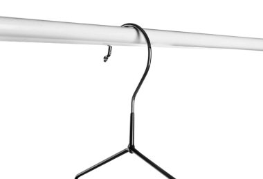 Beyaz arka planda elbise askısı ile raf, çekim