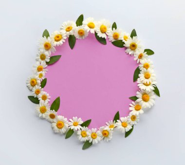 Beyaz arka planda güzel taze çiçekler ve boş kart