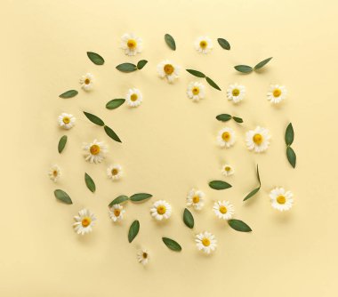 Çerçeve güzel çiçekler ve renk arka plan üzerinde yaprakları yapılmış