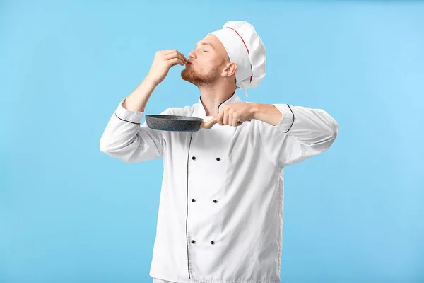 Bonito chef masculino com frigideira sobre fundo de cor — Fotografia de Stock