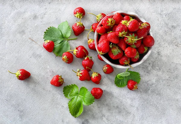 Sieb mit reifen roten Erdbeeren auf dem Tisch — Stockfoto