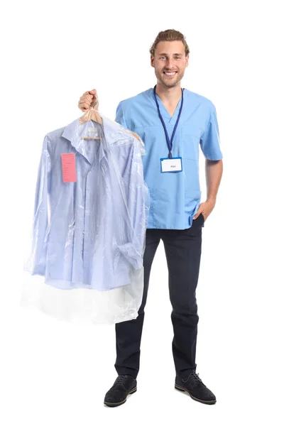 Mannelijke arbeider van moderne Dry-Cleaner op witte achtergrond — Stockfoto