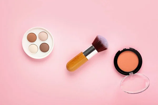 Decorative cosmetics and brush on color background — Stock Photo, Image