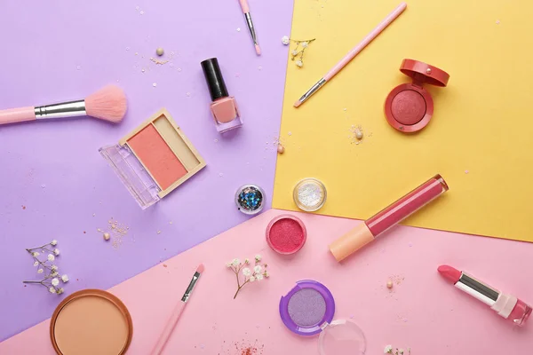 Set di cosmetici decorativi e accessori su sfondo a colori — Foto Stock