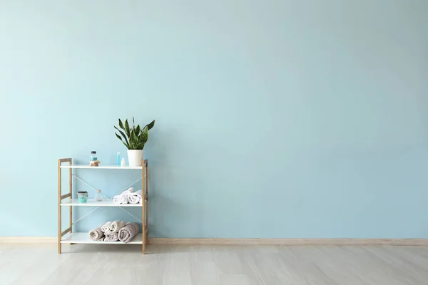 Modern shelf unit near color wall — Stock Photo, Image