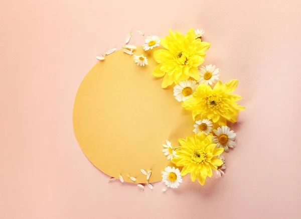 Beautiful fresh flowers and blank card on color background — Stock Photo, Image