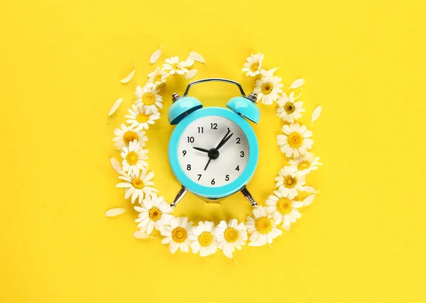 Krásné kompozice s květinami a hodinami na barevném pozadí — Stock fotografie
