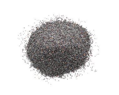 Beyaz arka plan üzerinde haşhaş tohumu yığını