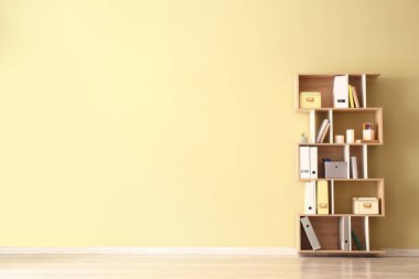 Modern raf ünitesi yakın renk duvar