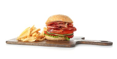 Beyaz arka planda pastırma ve patates kızartması ile lezzetli burger