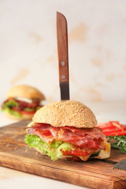 Gemide pastırma ile lezzetli burger