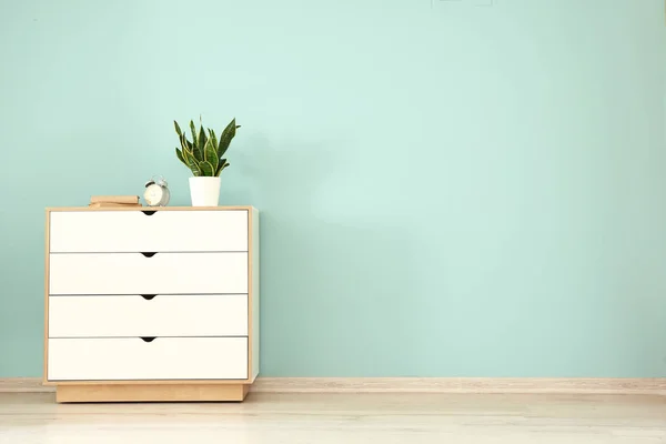 Chest of drawers near color wall — Stock Photo, Image