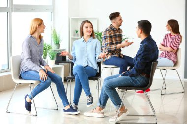 Grup terapi seansı insanlara