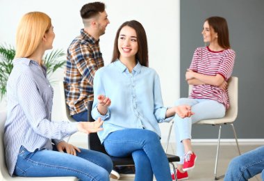 Grup terapi seansı insanlara