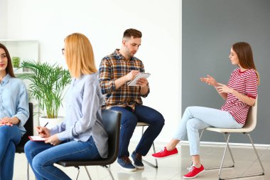 Grup terapi seansı insanlara