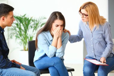 Grup terapi seansı insanlara