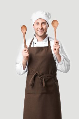 Beyaz arka planda yakışıklı erkek şef