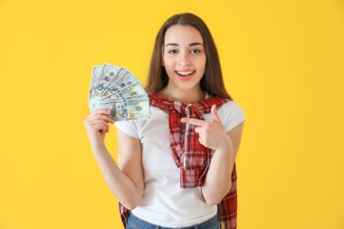 Doları banknot renk arka plan üzerinde olan mutlu kadın