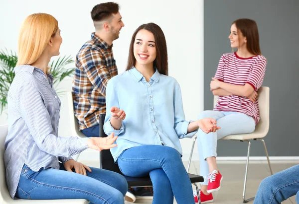 Grup terapi seansı insanlara