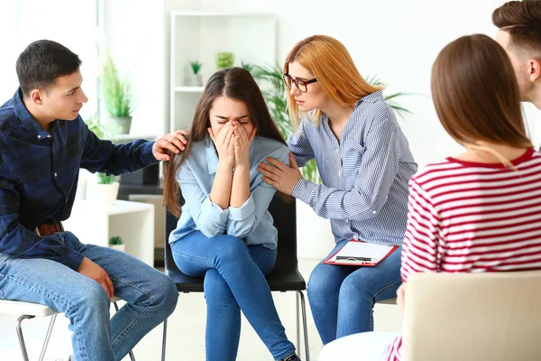 Grup terapi seansı insanlara