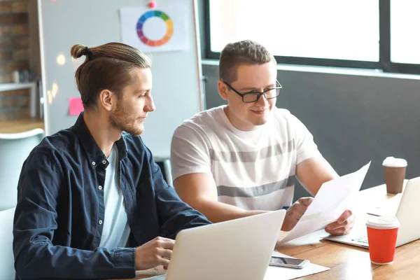 Kollegen bei Geschäftstreffen im Büro — Stockfoto