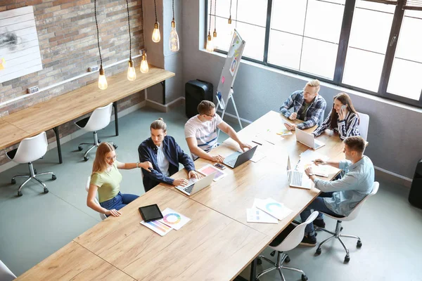 Jóvenes teniendo reuniones de negocios en oficinas modernas — Foto de Stock