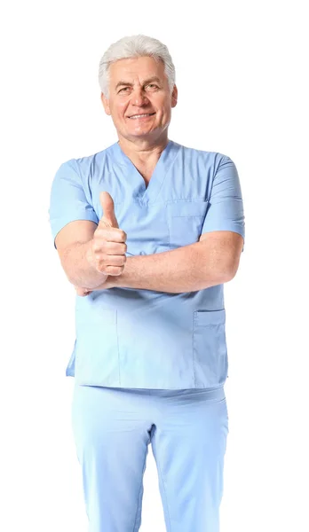 Retrato de fisioterapeuta maduro mostrando gesto de polegar para cima sobre fundo branco — Fotografia de Stock