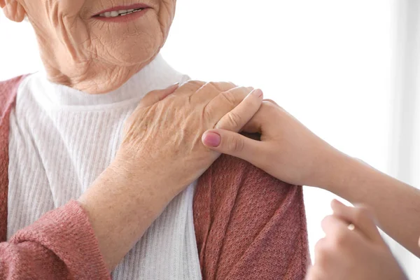 Caregiver with senior woman in nursing home, closeup — Stock Photo, Image