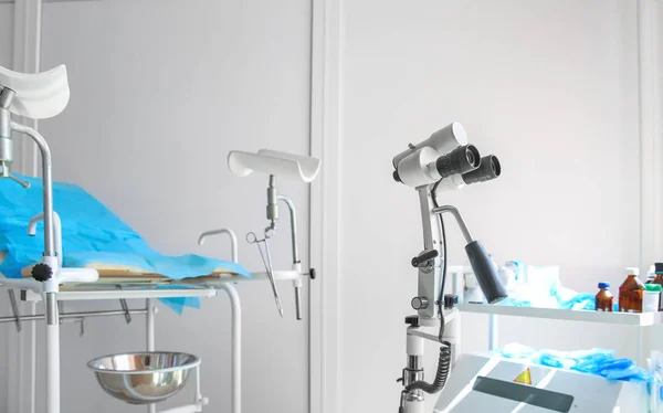 Chaise gynécologique avec colposcope moderne en clinique — Photo