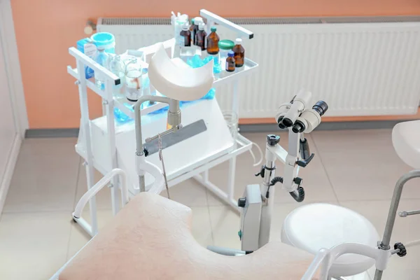Fotel ginekologiczne z nowoczesnym kolposkopem w klinice — Zdjęcie stockowe
