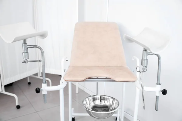 Nőgyógyászati szék modern klinikán — Stock Fotó