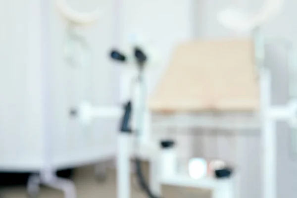Gynekologisk stol med modern colposcope i klinik, suddig vy — Stockfoto