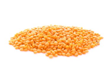 Beyaz arkaplanda çiğ mercimek