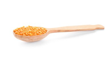 Beyaz arkaplanda çiğ mercimek