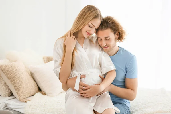 Glückliches junges schwangeres Paar zu Hause — Stockfoto