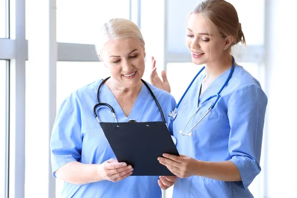 Medical assistants discussing results of laboratory tests in clinic — Stock Photo, Image