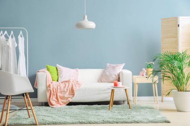 Modern konforlu odanın içi