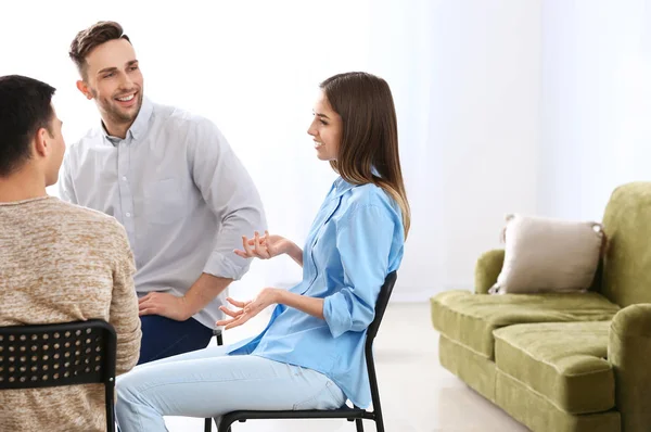 Personas en sesión de terapia de grupo — Foto de Stock