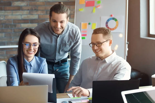 Collega's tijdens zakelijke bijeenkomst in Office — Stockfoto