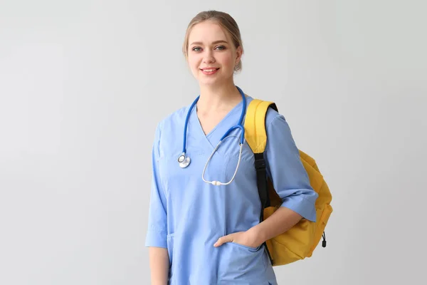 Student vid Medical University på grå bakgrund — Stockfoto