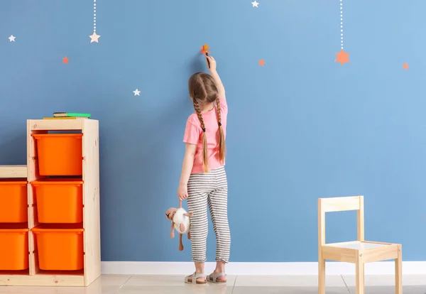 Niedliches kleines Mädchen Malerei auf Farbe Wand im Zimmer — Stockfoto