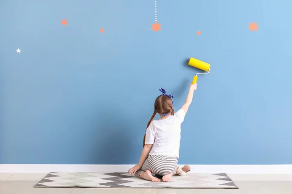 Linda niña pintando pared en la habitación —  Fotos de Stock