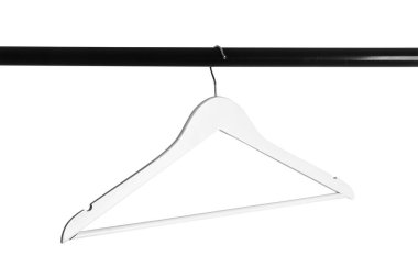 Beyaz arka planda giysi askısı ile raf