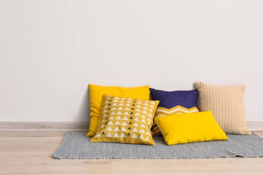 Hafif duvara yakın zeminde yumuşak yastıklar