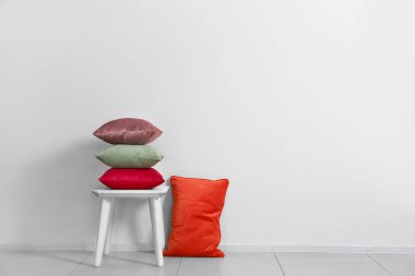 Hafif duvara yakın yumuşak yastıklar ile dışkı