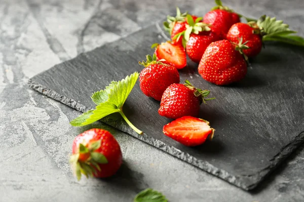 Reife rote Erdbeere auf grauem Hintergrund — Stockfoto