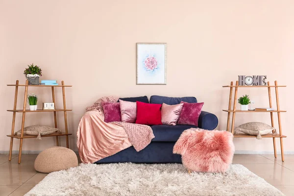 Καναπές με απαλά μαξιλάρια σε μοντέρνο δωμάτιο — Φωτογραφία Αρχείου
