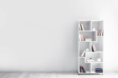 Işık duvarının yanındaki modern raf odası.