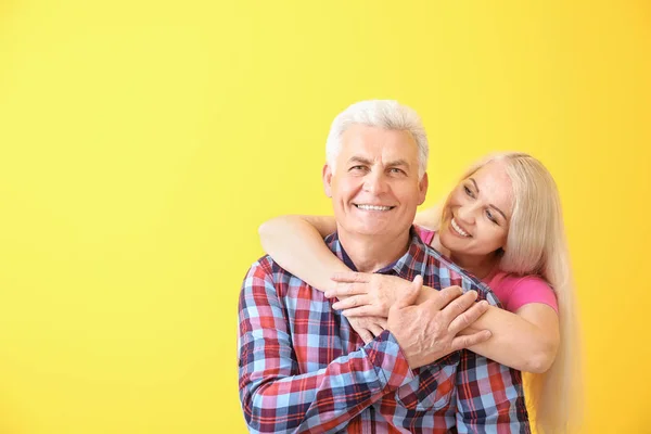 Porträtt av glada äldre par på färg bakgrund — Stockfoto