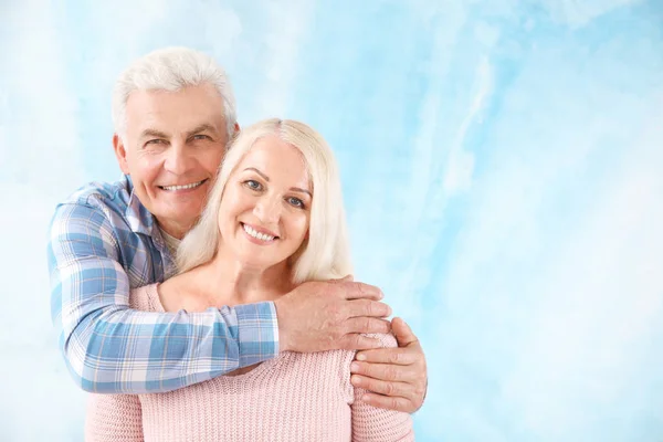 Retrato de feliz pareja madura sobre fondo de color —  Fotos de Stock